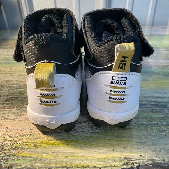 Under Armour Black and Gold Cleats with Sporty Design - Picture 4 of 8